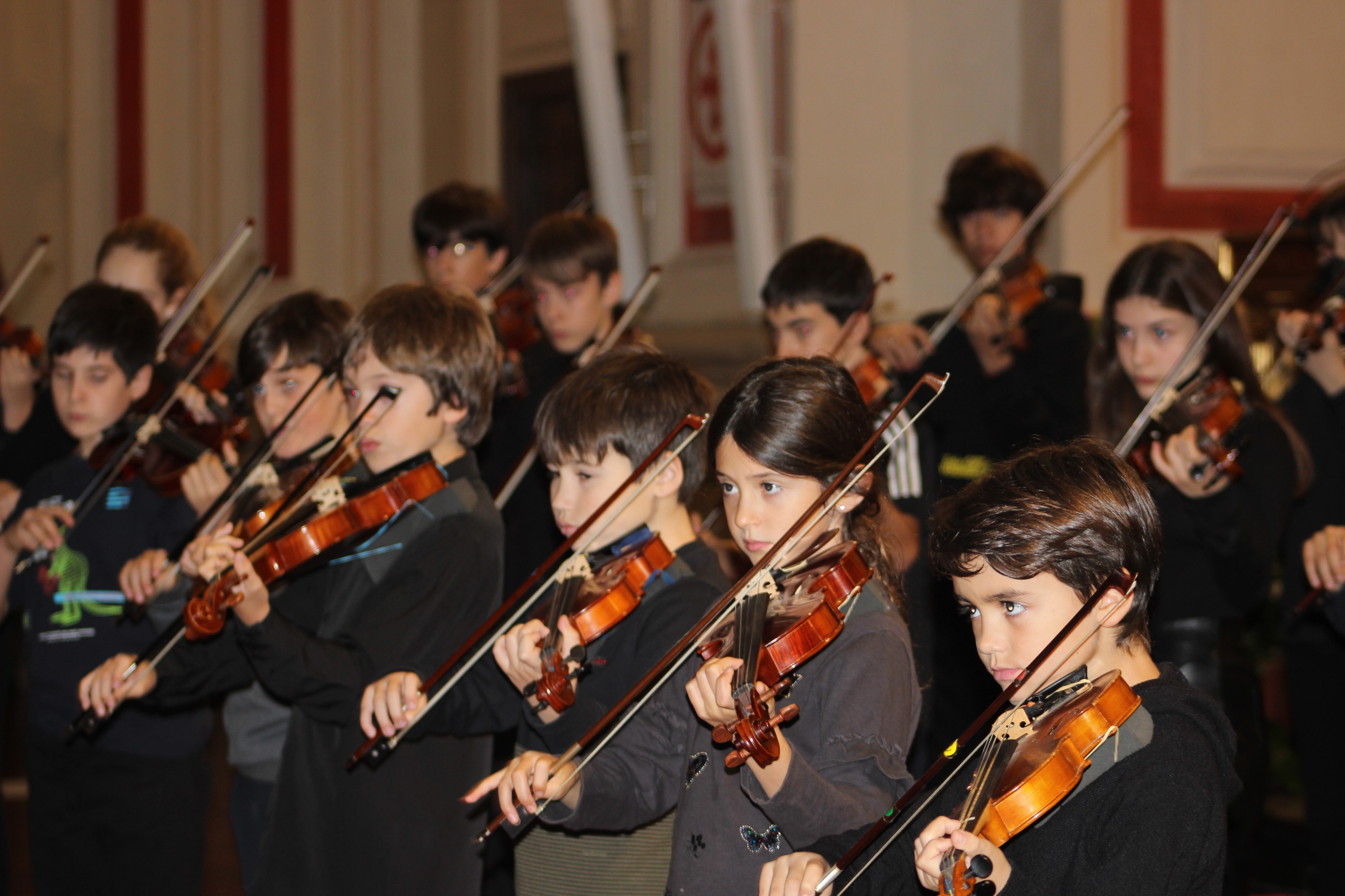 Alumnos de violín interpretando Bach