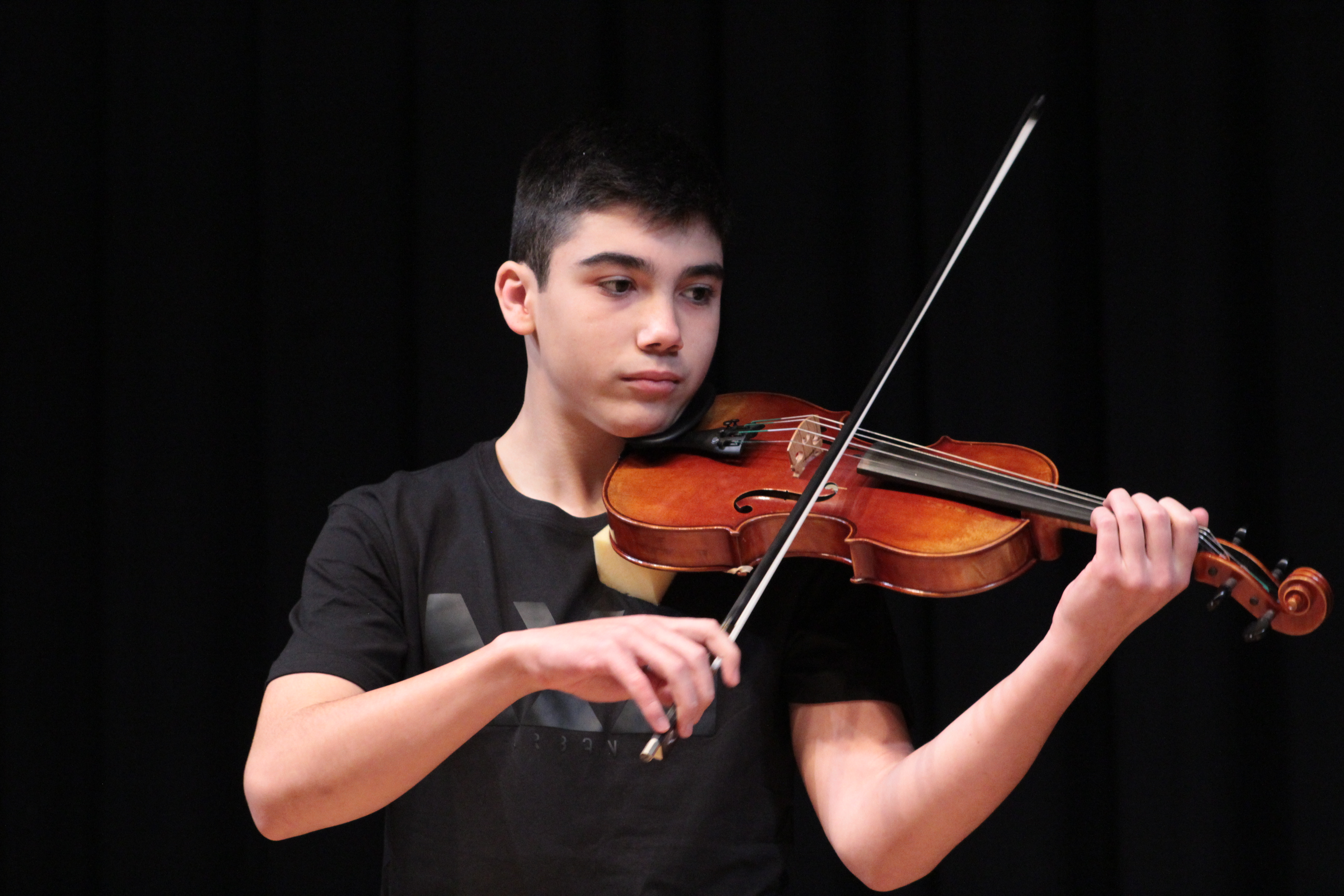 Adolescente tocando el violín con todas sus neuronas funcionando