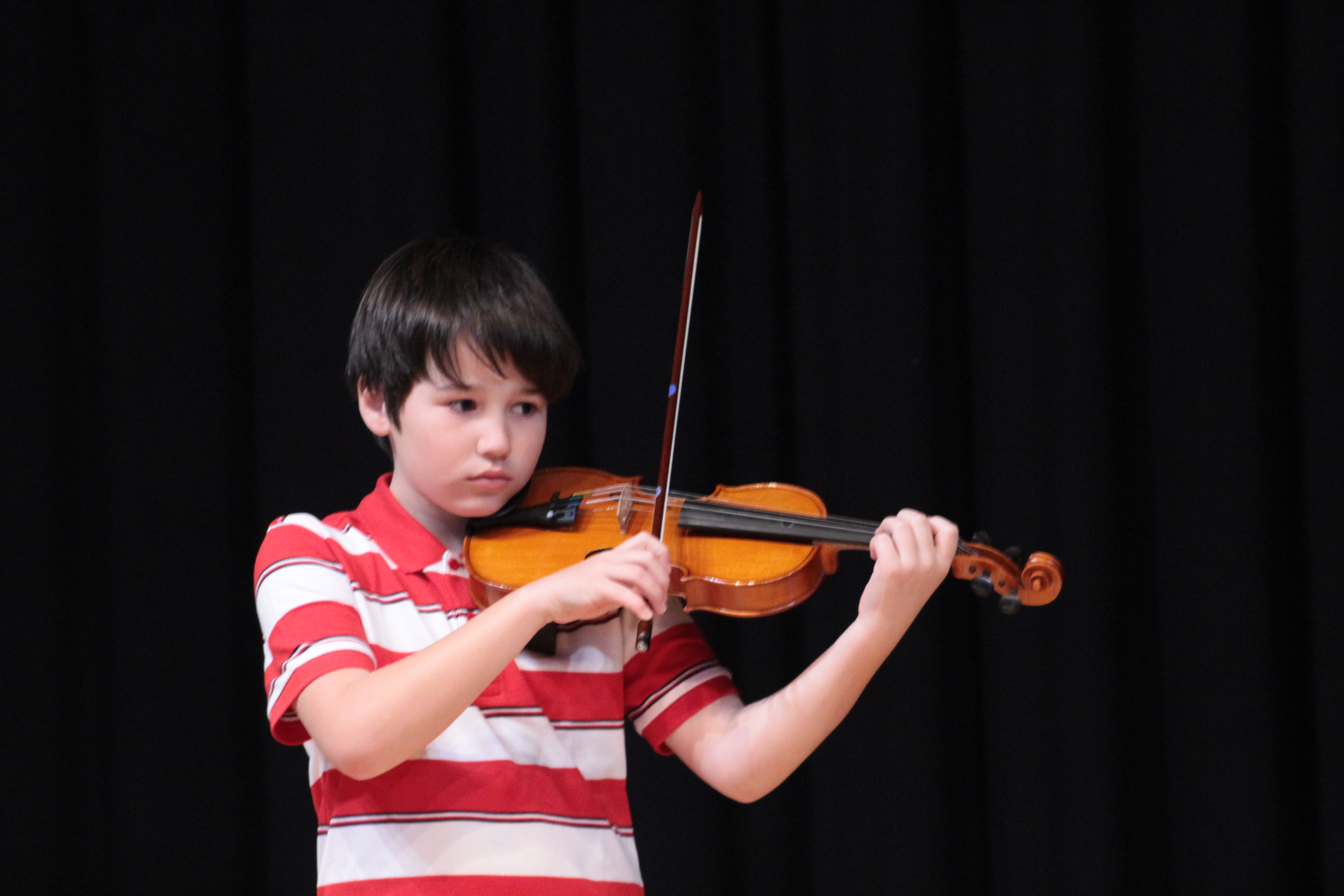 Adquirir una buena postura con el violín es fundamental para poder evolucionar técnica y musicalmente