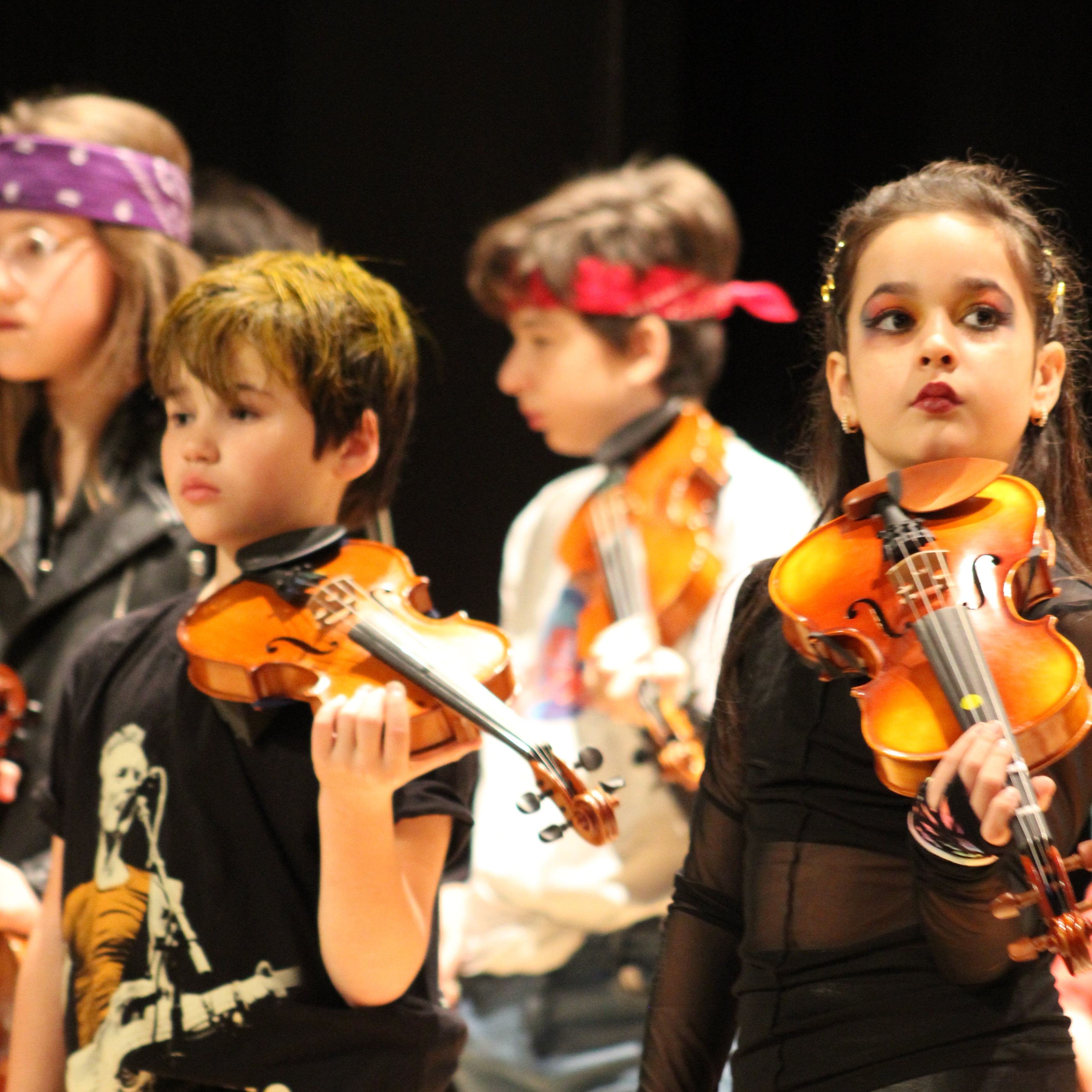 A punto de comenzar el concierto, cuatro alumnos de violín disfrazados de rockertos con unos looks muy logrados