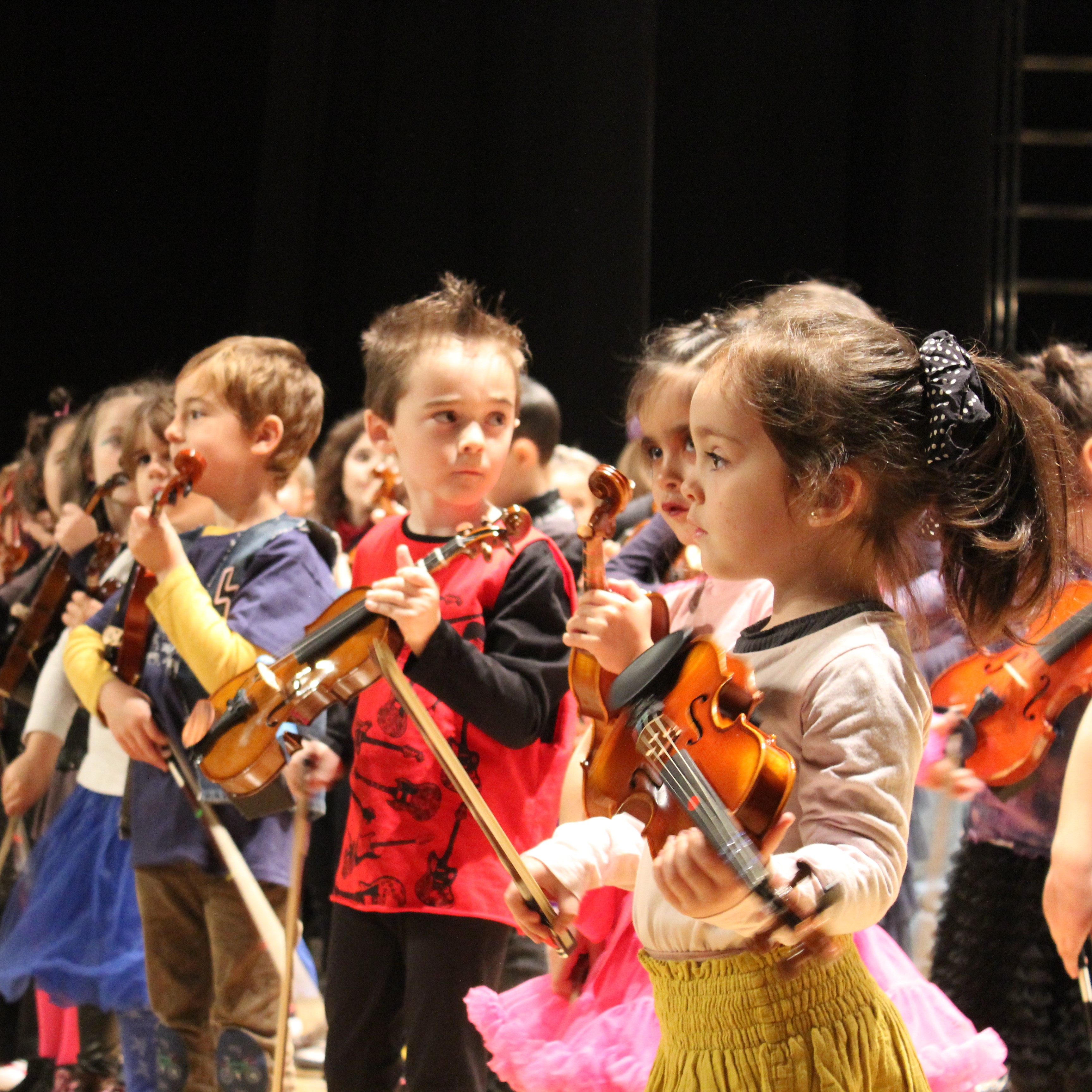Grupo de alumnos de violín desde los inicios en el escenario