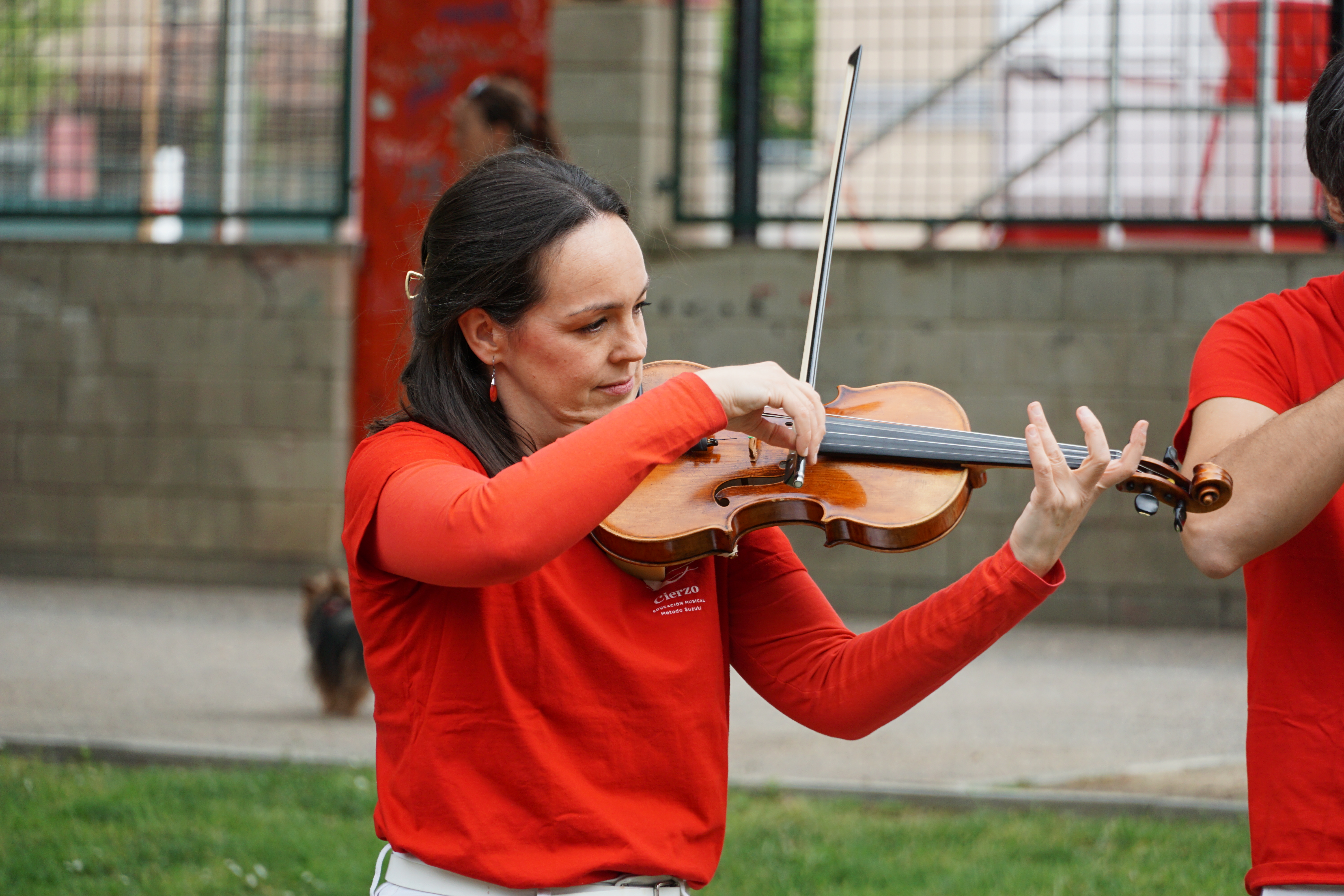 El ejemplo de la profesora de violín, tocando en el concierto a sus alumnos.