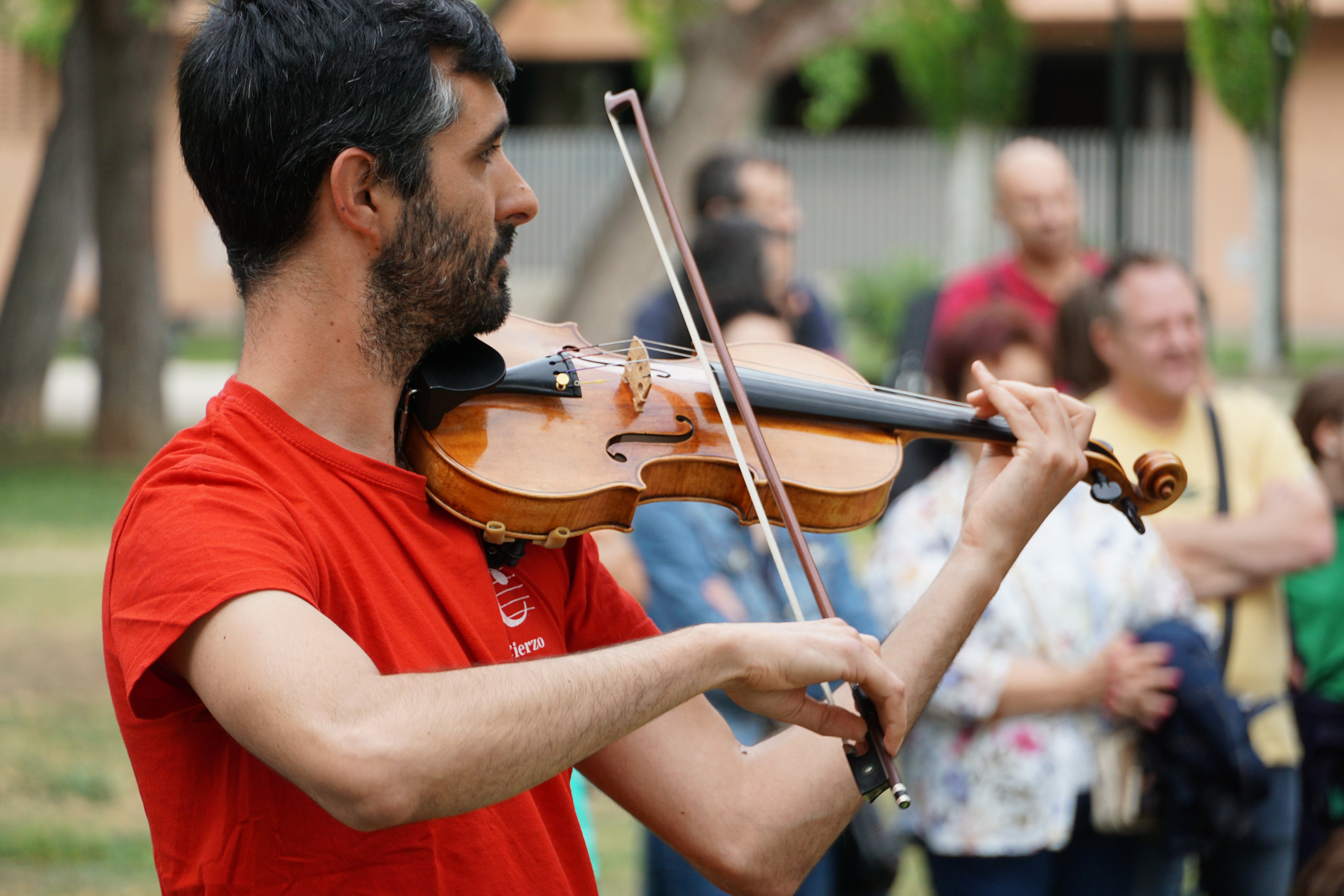 Profesor de violín liderando Allegro de Fiocco.