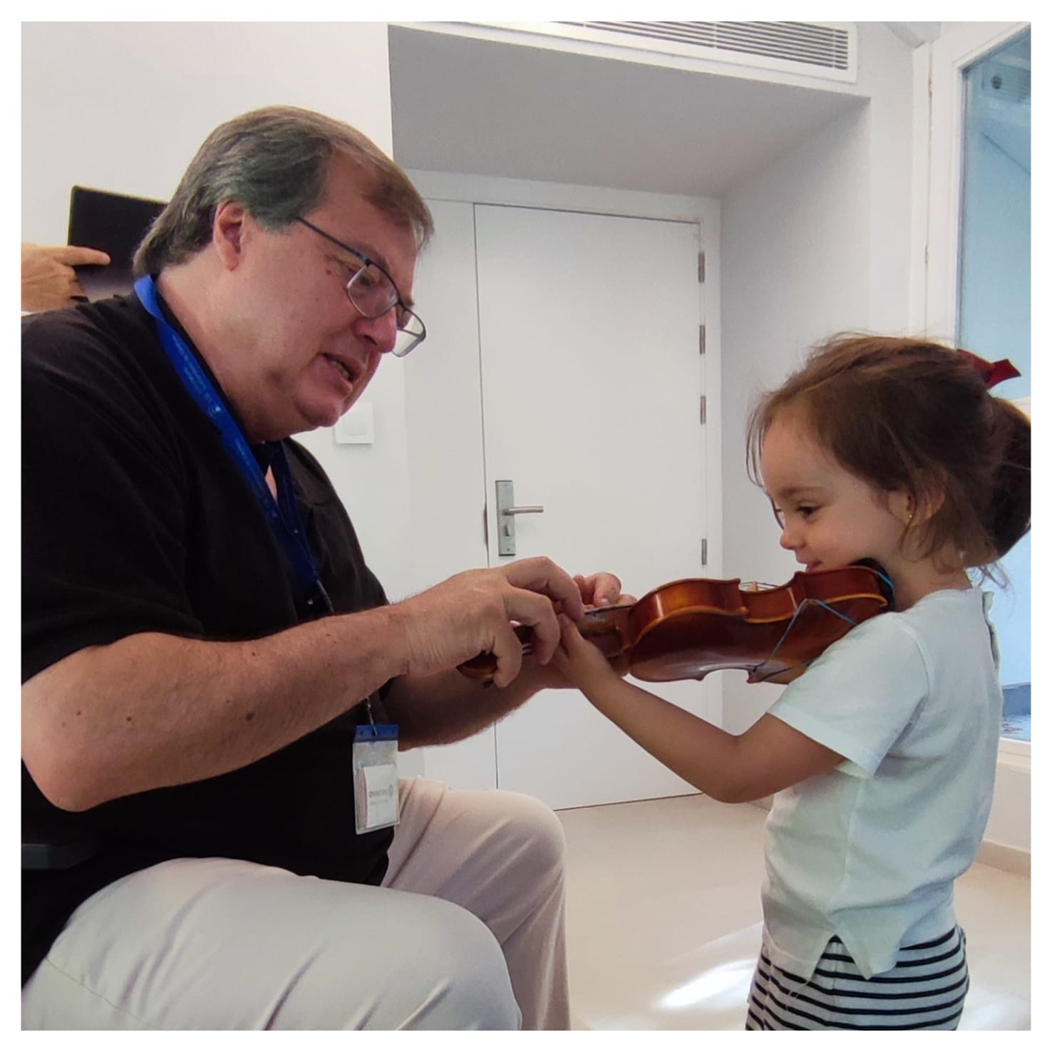 Aprendiendo a tocar el violín desde los 4 años. Estudiante de Cierzo Educaión Musical con Sergio Castro en el XXII Curso Internacional de Música Pirineos Junior