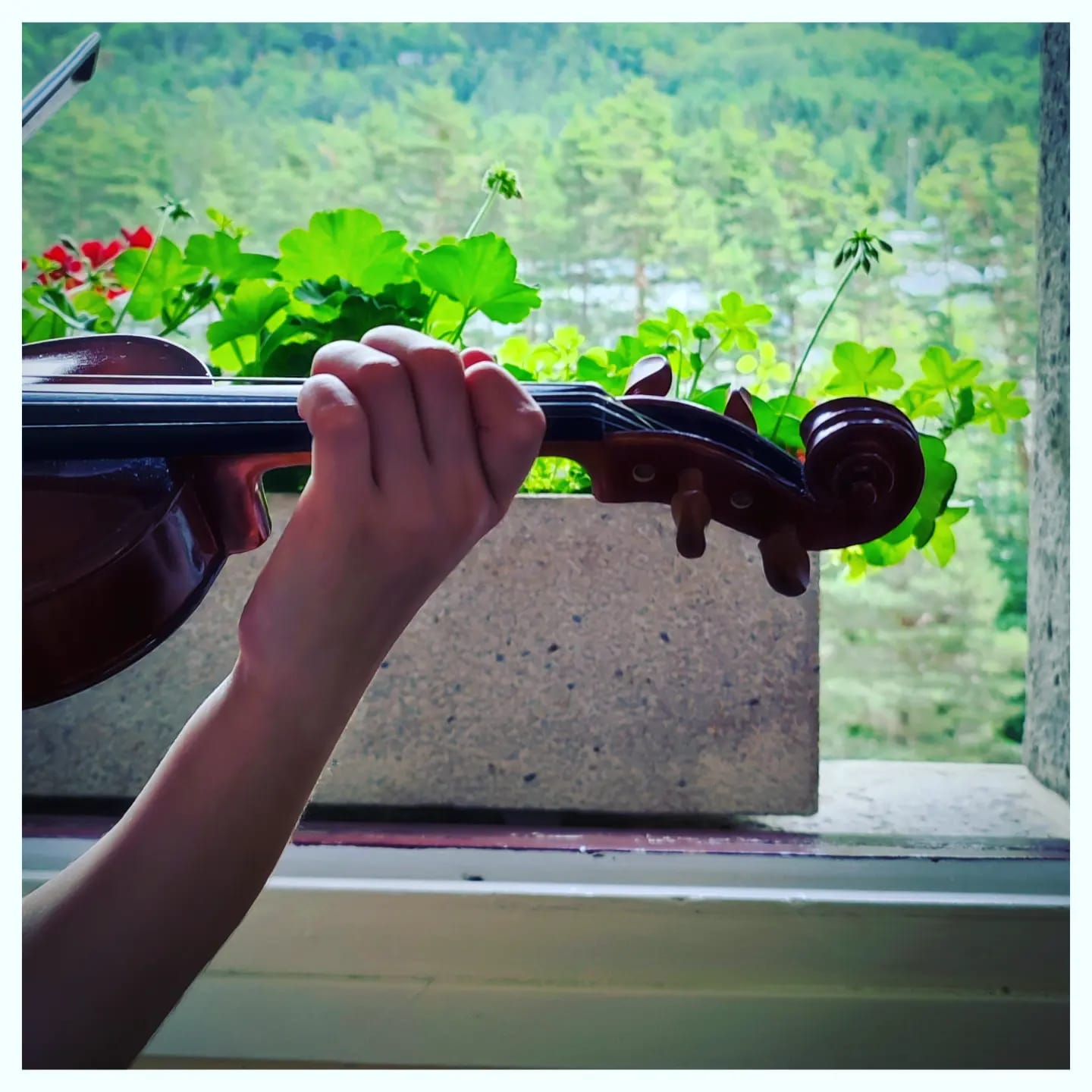 La posición es fundamental en la práctica del violín para poder interpretar música maravillosa y esto es lo que esta alumna aprende en la clase de violín de Irene Huete, profesora en el XXII Curso Internacional de Música Pirineos Junior