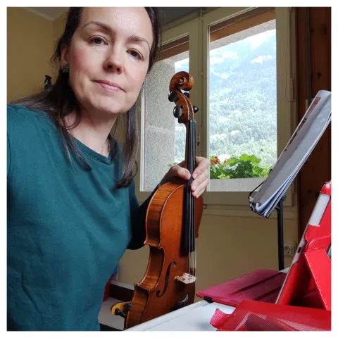 Irene Huete preparando clases de violín en Pirineos Junior 2023