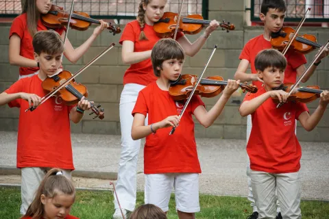 Niños tocando