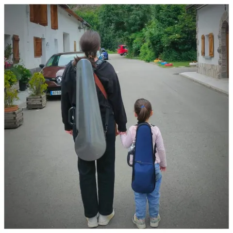 Nos vamos a clase colectiva de violín